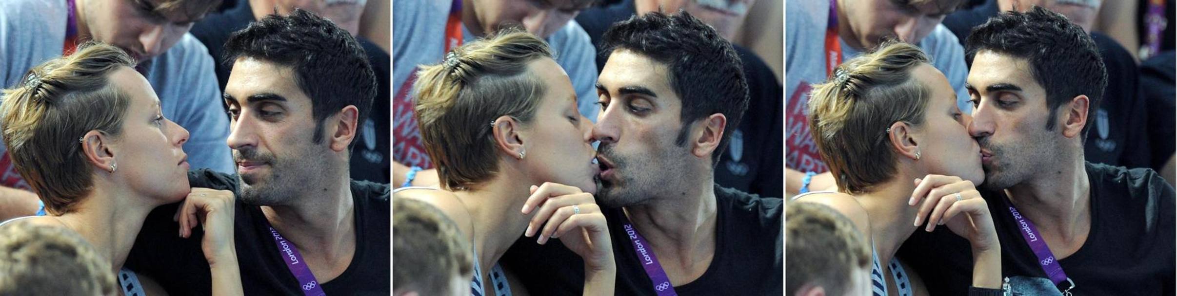 Il bacio della coppia durante Italia -Ungheria a Londra Ansa